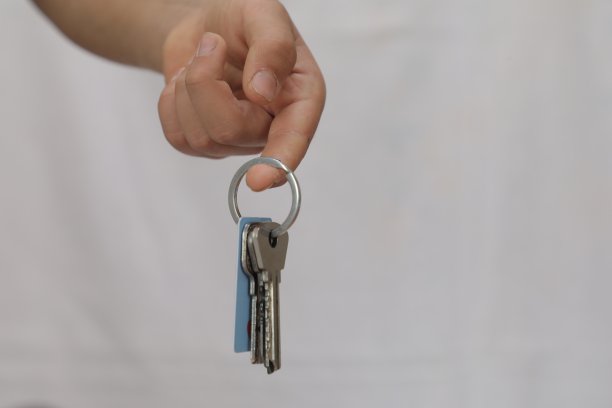 白色背景上的手持键。房地产概念。关闭了。图片下载