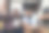 男子与资深父亲一起尖叫支持最喜欢的运动队图片下载