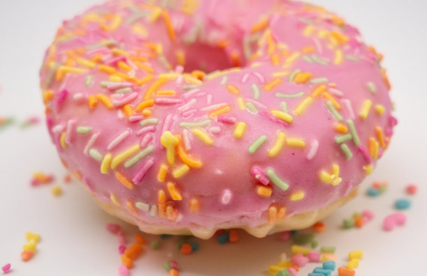 粉红色的环形甜甜圈撒上糖屑图片下载