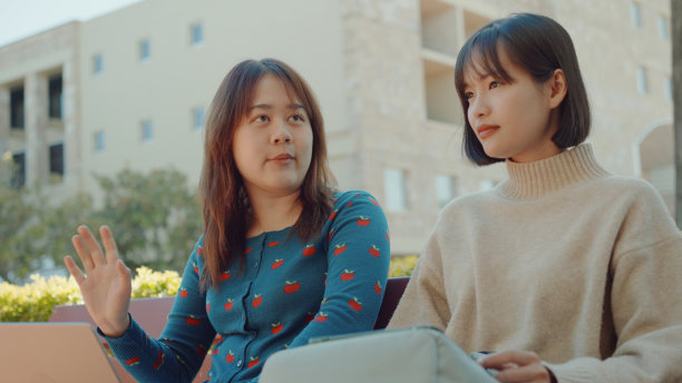 亚洲年轻成年女性，国际学生在大学校园里共度时光图片下载