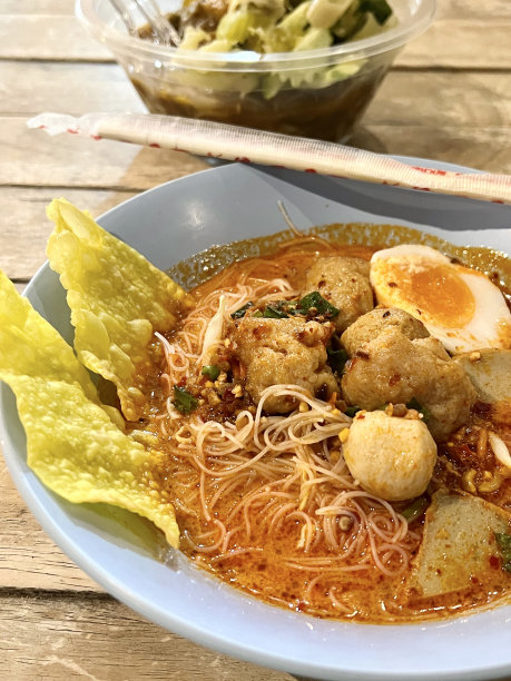 一张有汤、面条和沙拉的火锅照片。图片下载