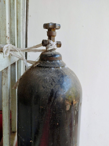 一个挂着绳子的水瓶的照片。图片下载