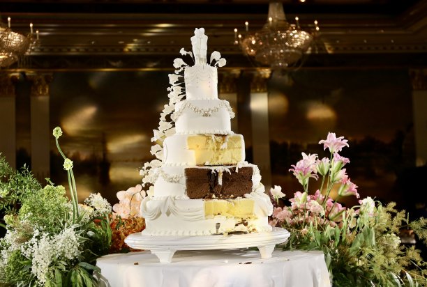 一张面包店蛋糕的照片，桌子上有鲜花和蜡烛。图片下载