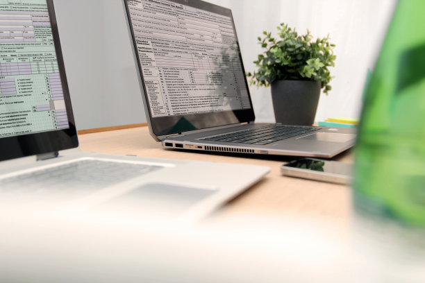 商人正在准备纳税。纳税申报表。图片下载