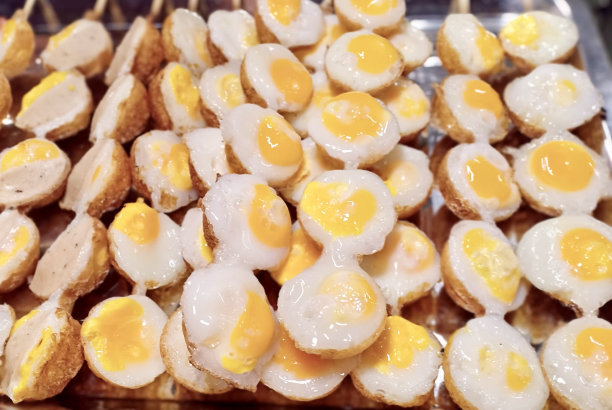 一张法国面包的照片，上面有鸡蛋和奶酪。图片下载