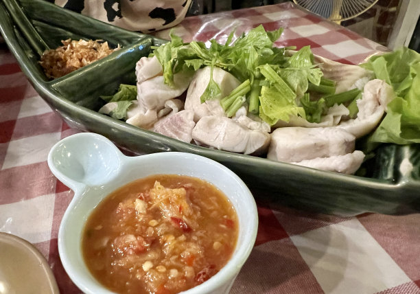 一张火锅和汤的照片，桌子上有一头牛。图片下载