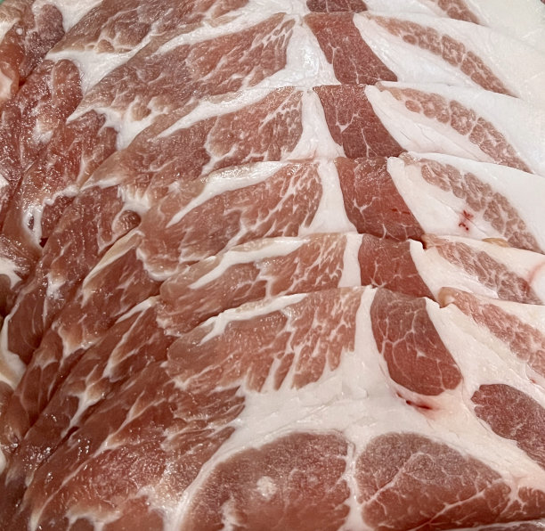 一张肉店展示生肉的照片。图片下载