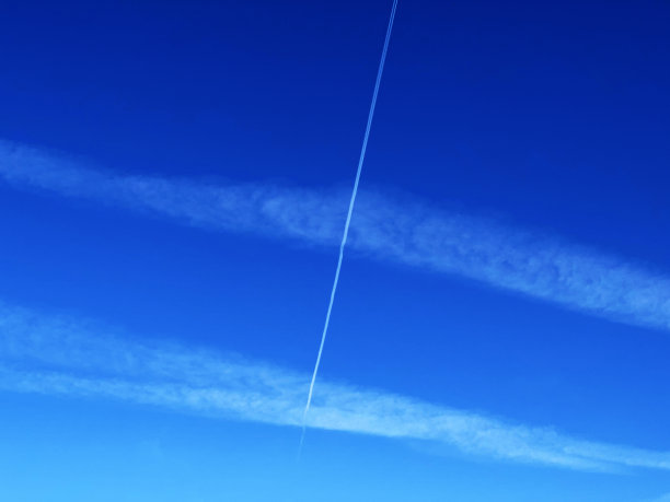 不寻常的飞机轨迹在蓝色的秋天瑞士的天空或阴谋论-化学痕迹在我们的天堂，达沃斯-格里松州，瑞士(Kanton graub<e:1>，瑞士)图片下载