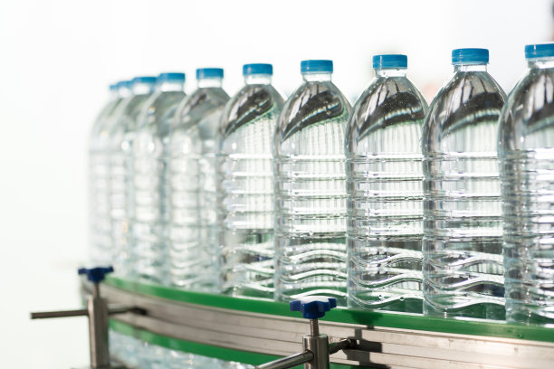 饮用水厂自动传送带生产线内清洁纯净的饮用塑料瓶装水图片下载