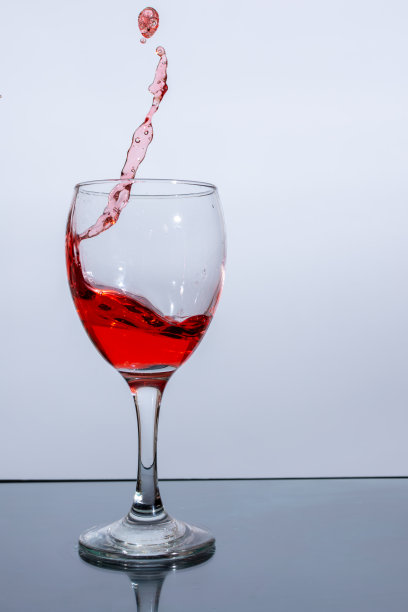一杯漂亮的红酒图片下载