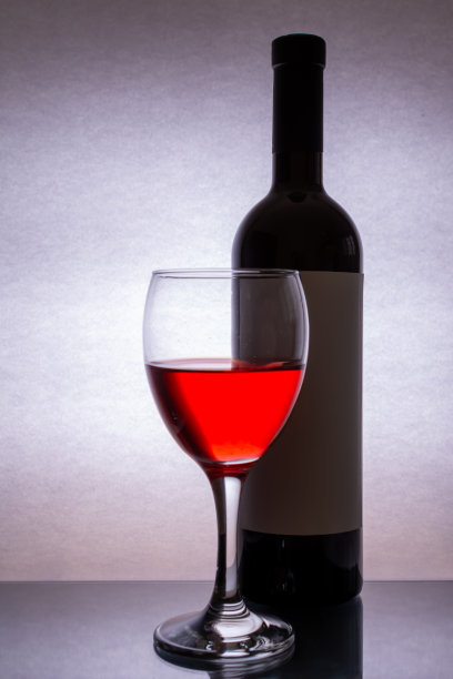 桌子上有一瓶和一杯红酒图片下载