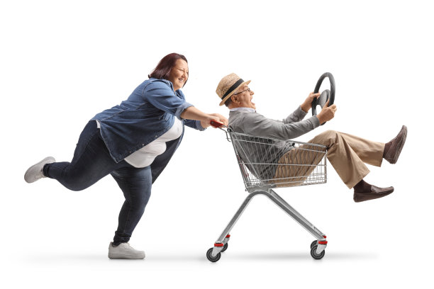 一个超重的年轻女子在购物车里推着一个老人的全身侧面照图片下载