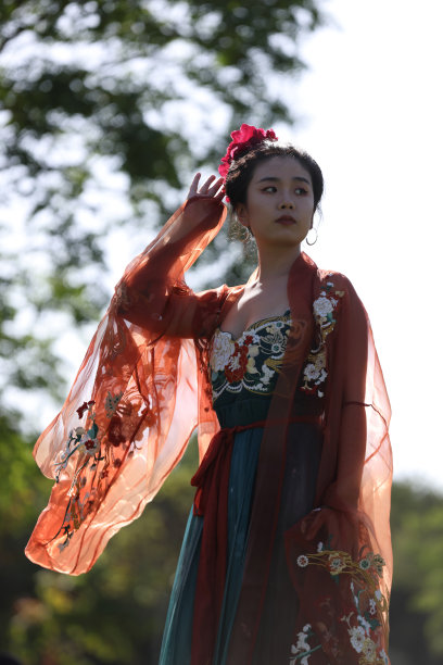 穿着传统服装的年轻女士图片下载