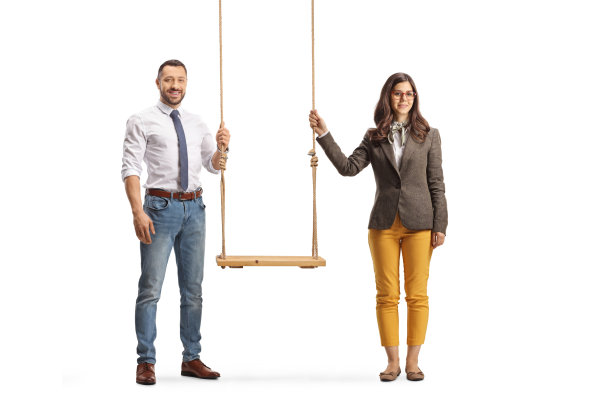 一男一女站在一个空秋千旁图片下载