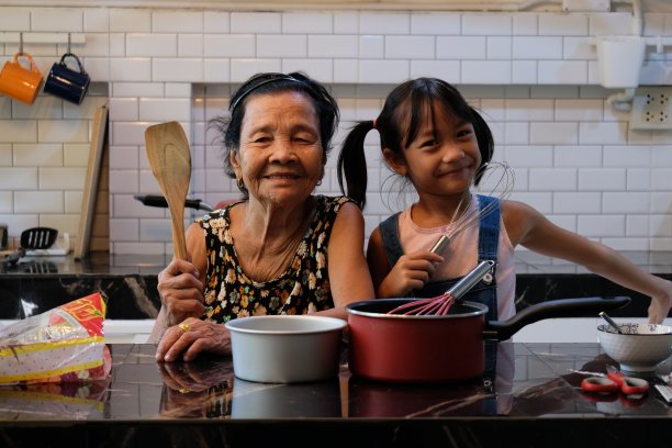奶奶和孙女在厨房做饭图片下载