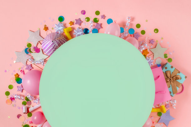 顶视图创意构图与装饰聚会在柔和的粉红色背景平躺图片下载