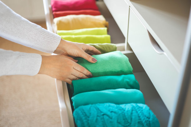 衣柜抽屉里整齐地摆放着许多五颜六色的衣服。存储和秩序的概念。图片下载