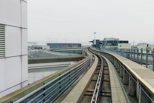 在旧金山机场乘坐单轨火车图片下载