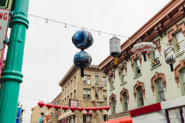 加州旧金山唐人街的老建筑和摩天大楼图片下载