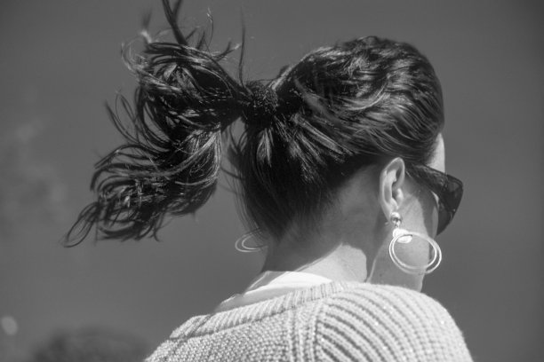 在户外扎马尾辫的女人图片下载