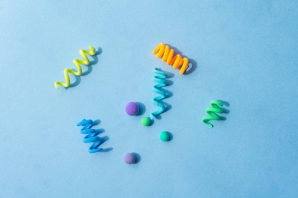 由橡皮泥、螺旋和不同大小的球组成的彩色抽象人物。有趣的插图为儿童节日的背景，框架为文字图片下载