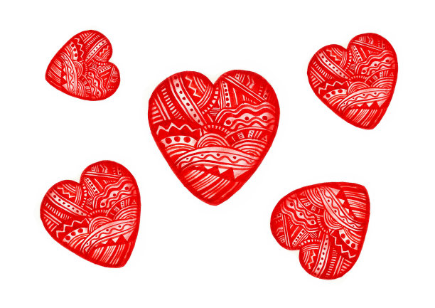 几何装饰中的红心图案。不同的尺寸，在白色的背景上。图片下载
