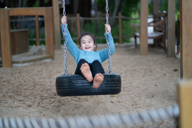 小女孩在操场上玩耍图片下载