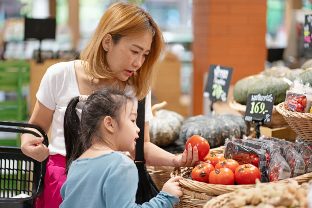 母女俩在超市购物图片下载