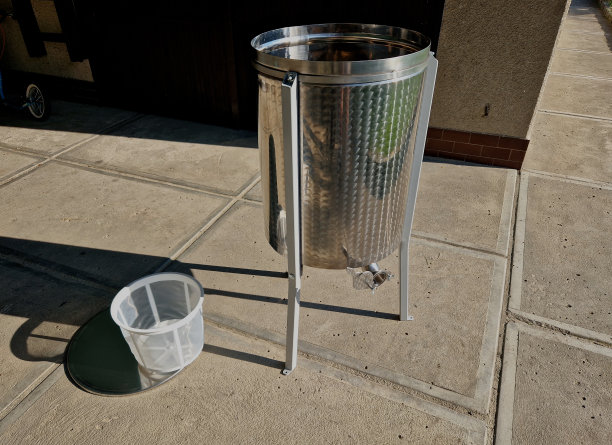 灌装，过滤容器，用于蜂蜜和储存大量食品。带有橡胶环密封的排水旋塞。演示新购买的由抛光不锈钢制成的产品图片下载