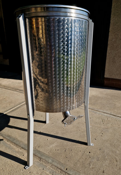 灌装，过滤容器，用于蜂蜜和储存大量食品。带有橡胶环密封的排水旋塞。演示新购买的由抛光不锈钢制成的产品图片下载