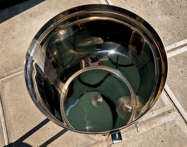 灌装，过滤容器，用于蜂蜜和储存大量食品。带有橡胶环密封的排水旋塞。演示新购买的由抛光不锈钢制成的产品图片下载