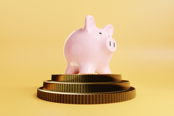 粉红色的小猪储蓄罐放在一堆黄色背景的金币上。说明资本积累和财富增长的概念图片下载