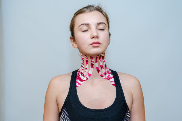 年轻女子用胶带做肌肉收缩拉皮术。审美录制。沙龙图片下载