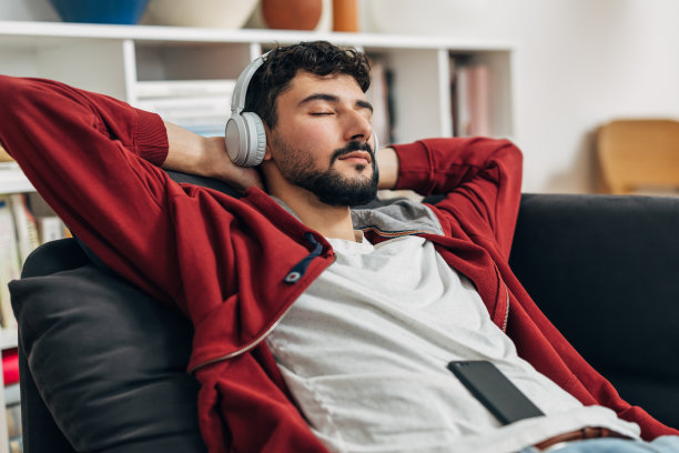 年轻的成年男子在家图片下载