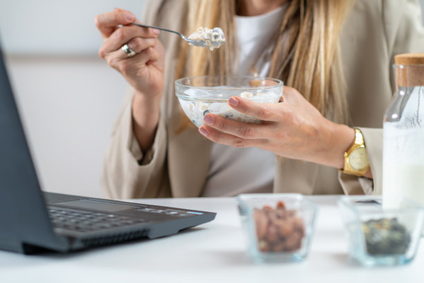 营养休息:女人喜欢在工作时吃什锦麦片和酸奶图片下载