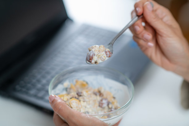女人喜欢在工作场所喝牛奶和酸奶图片下载