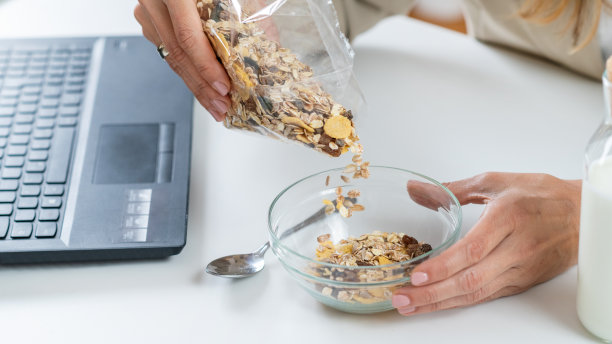 用营养的什锦麦片准备健康的工作饮食图片下载