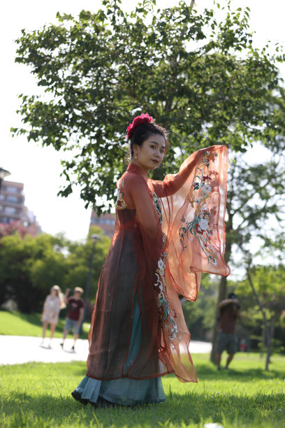 身着中国传统服装的年轻女士图片下载