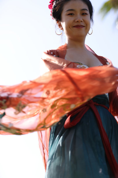 身着中国传统服装的年轻女士图片下载