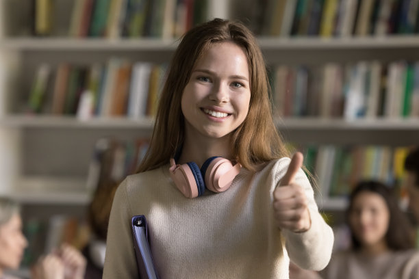 在图书馆竖起大拇指的女学生图片下载
