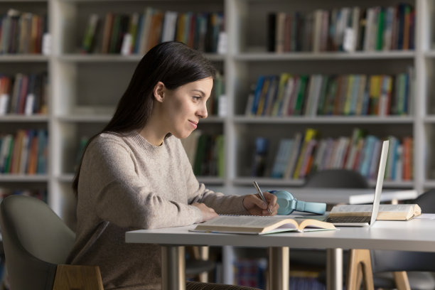 女孩在大学图书馆准备考试图片下载