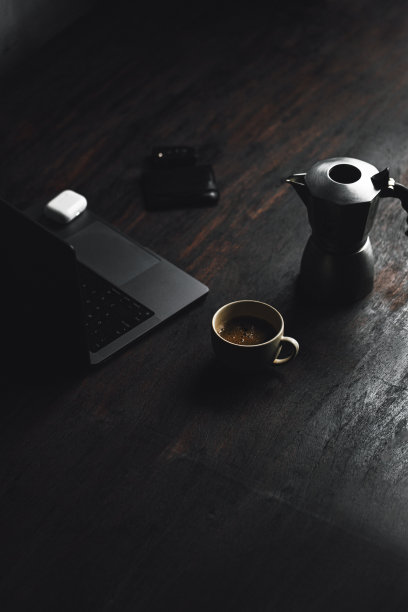 现代办公场所配备笔记本电脑，咖啡杯图片下载