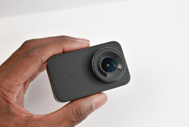 用这台黑色4K运动相机捕捉每一个动作和冒险，策略性地放在桌子上。图片下载