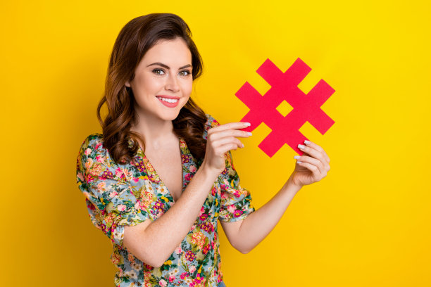 照片漂亮甜美的女人穿着复古印花衬衫上升哈希标签卡孤立的黄色背景图片下载