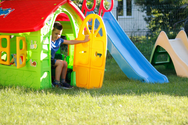 孩子在公园的游戏室里玩图片下载