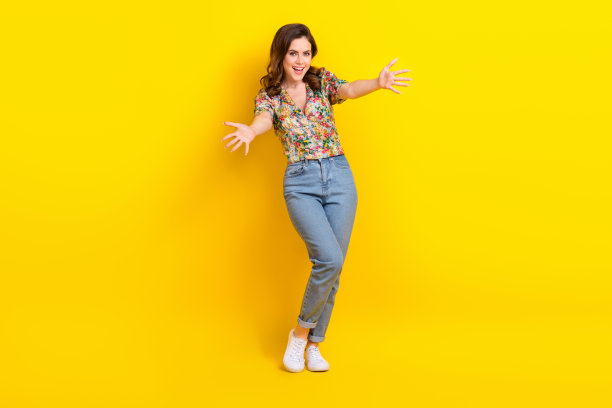 年轻女士的全尺寸身体照片完美的模特卷发穿时髦的魅力装拥抱你孤立在黄色的背景图片下载