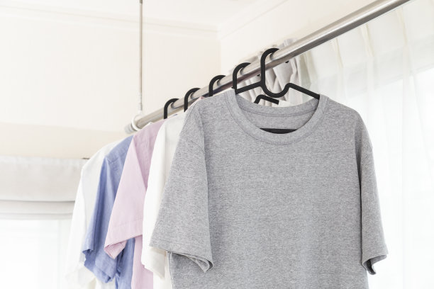 把衣服挂在室内。图片下载