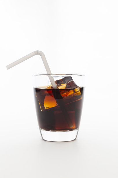 白色背景的冰咖啡。图片下载