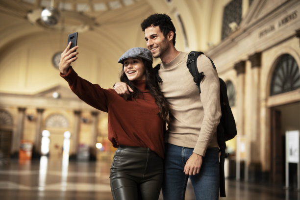 等待上车的年轻男女。图片下载