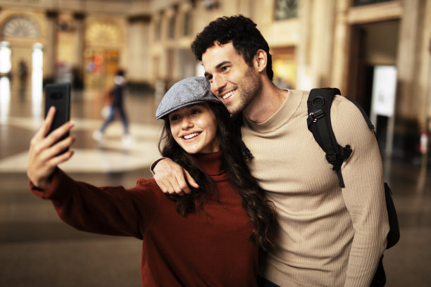 等待上车的年轻男女。图片下载